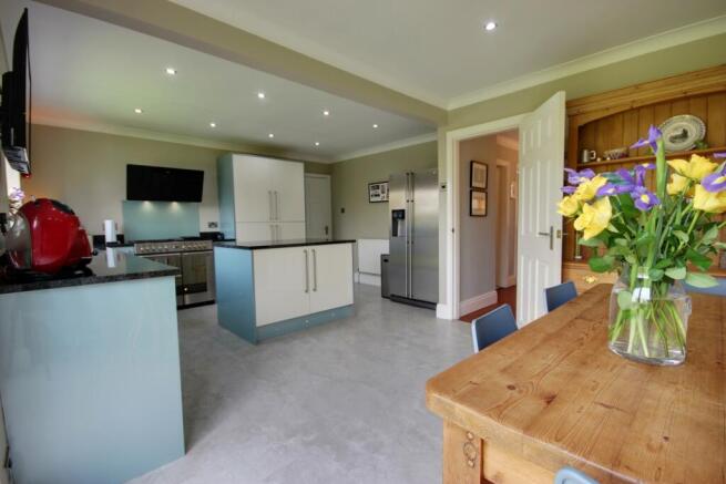 5 bed Detached for sale Image 7