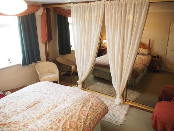 Master Bed With build In Wardrobes 991
