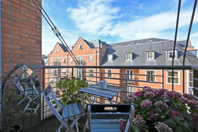 4 bed Flat to rent Image 11