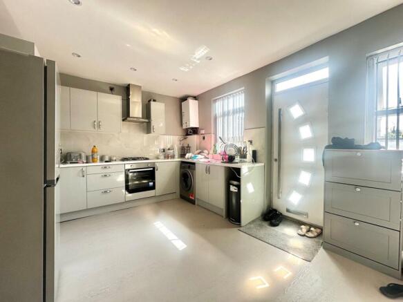 2 bed Terraced to rent Image 4