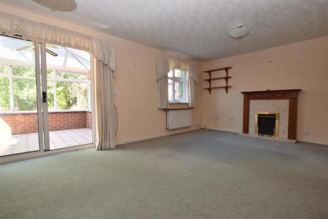 Spacious Lounge/Dining Room