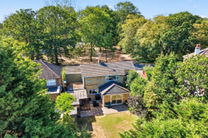 122, Hare Hill, Addlestone KT15 1DG