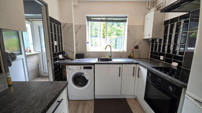 Walton Way, Newbury, RG14 2LL photo 4