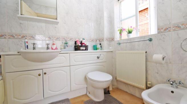 MAIN BEDROOM EN-SUITE 