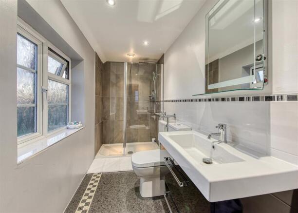 Midway House-bed1 ensuite.jpg