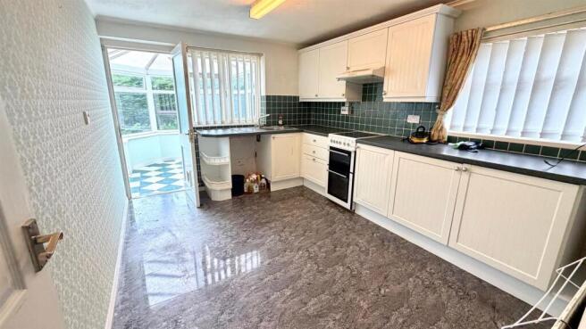 DUAL ASPECT KITCHEN/ BREAKFAST ROOM