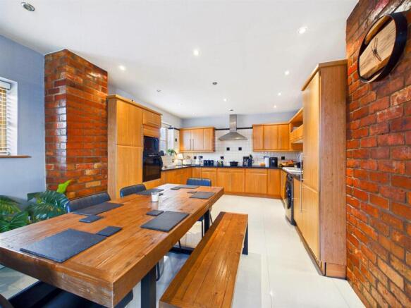 KITCHEN/DINING/LOUNGE