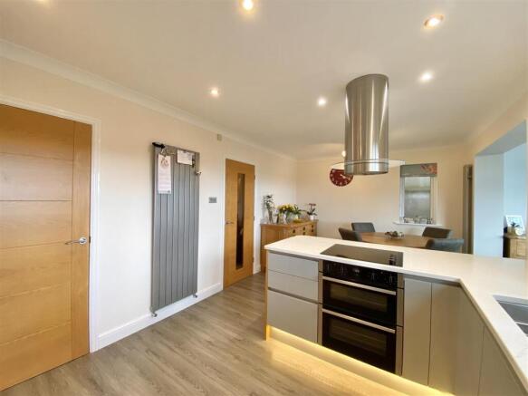 4 bed Detached for sale Image 6