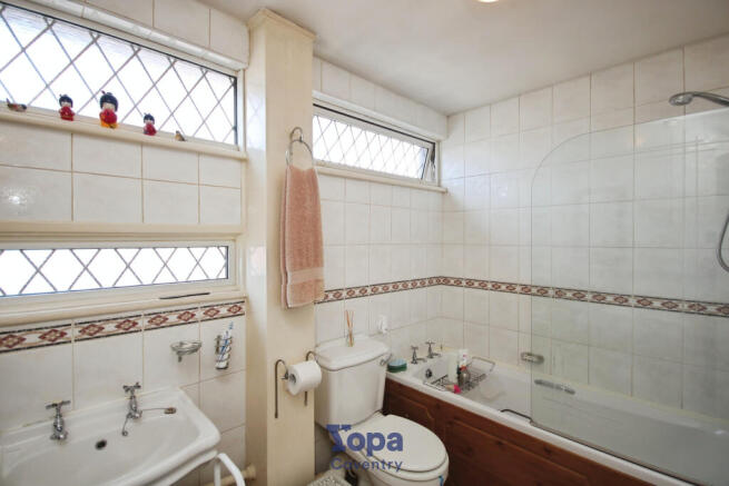 Fb19f730-Family 20Bathroom.JPG