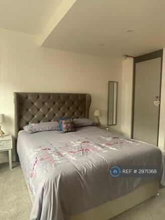 2 bed Penthouse to rent Image 12