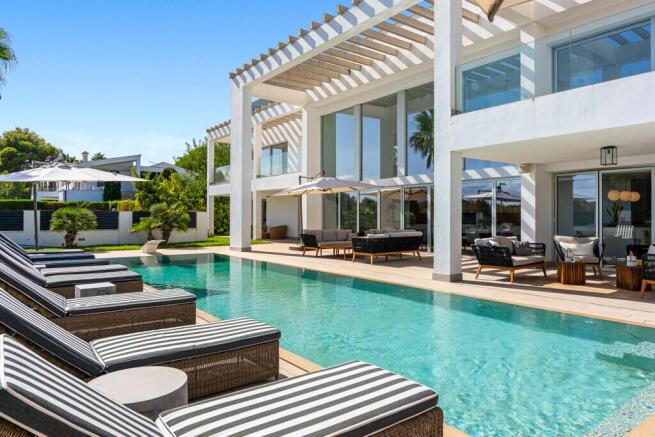 Exterior and Pool.jp