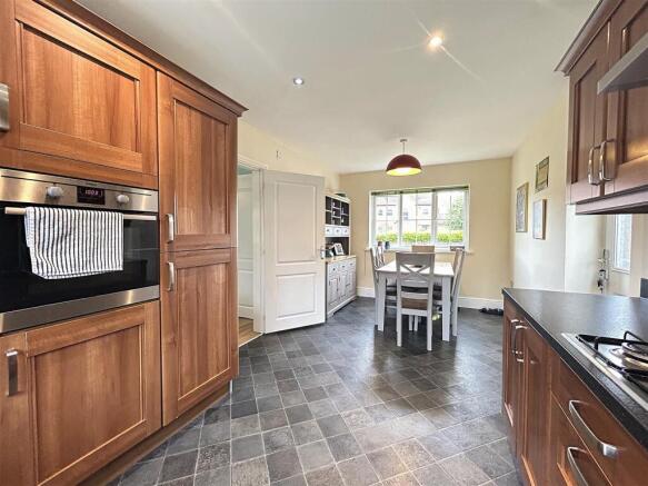 4 bed Detached for sale Image 7