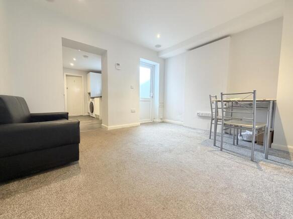 4 bed Terraced to rent Image 2
