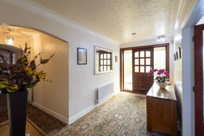 4 bed Bungalow for sale Image 2