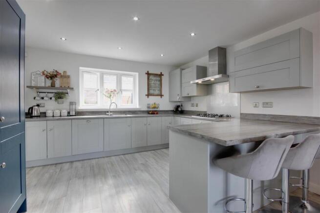 4 bed Detached for sale Image 8