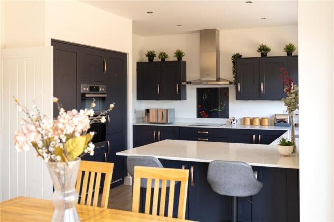 5 bed Detached for sale Image 4