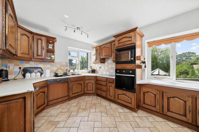 6 bed Detached for sale Image 9
