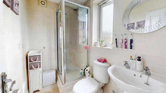 5 bed Detached for sale Image 12