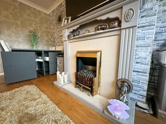 ALTERNATE VIEW OF LOUNGE