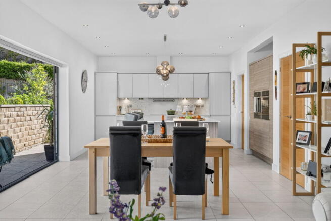 5 bed Detached for sale Image 4