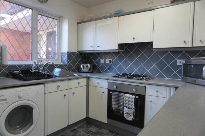 3 bed Terraced to rent Image 4