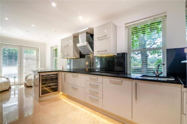 6 bed Detached for sale Image 5