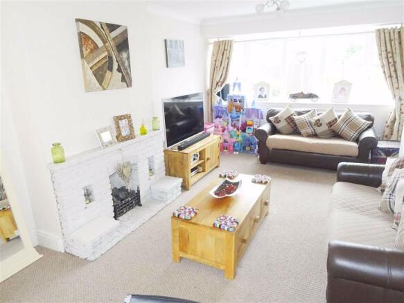 Spacious through lounge/ dining room