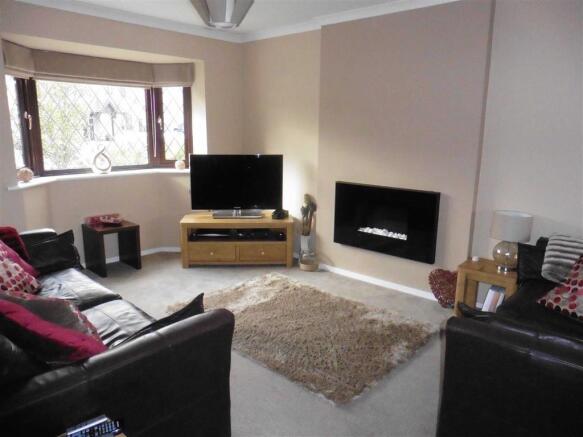 Spacious lounge (fro