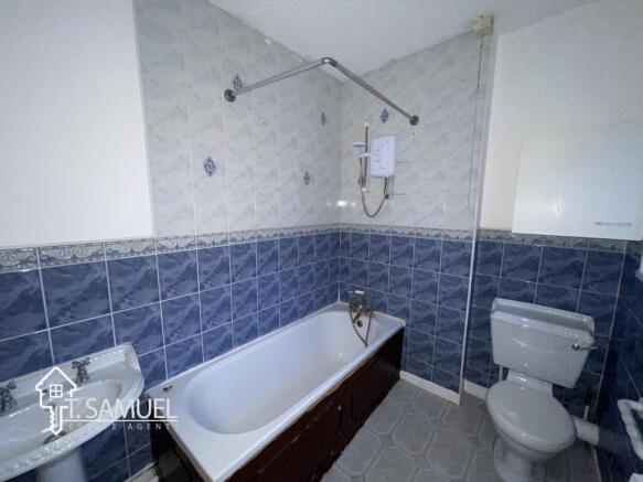 Bathroom 1.JPG