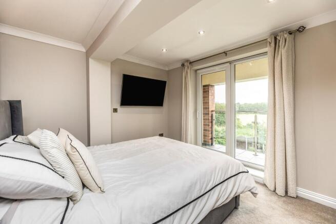 4 bed Semi-Detached for sale Image 11