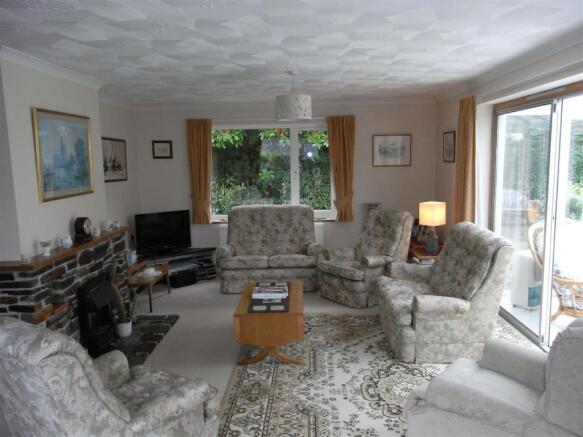 LOUNGE/DINING ROOM