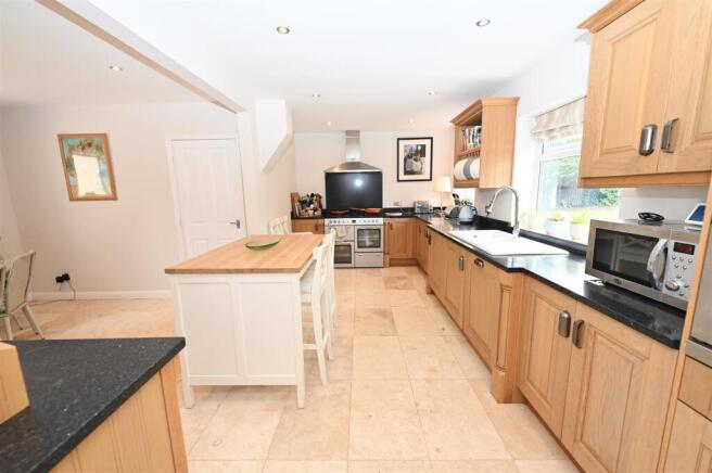 5 bed Detached for sale Image 8