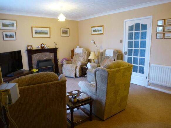 lounge 1.JPG