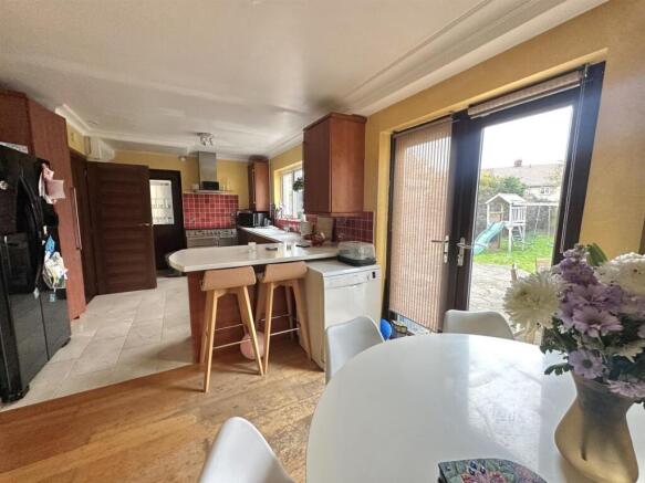 Kitchen 1.jpg