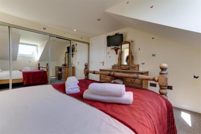 9 bed Detached Bungalow for sale Image 6