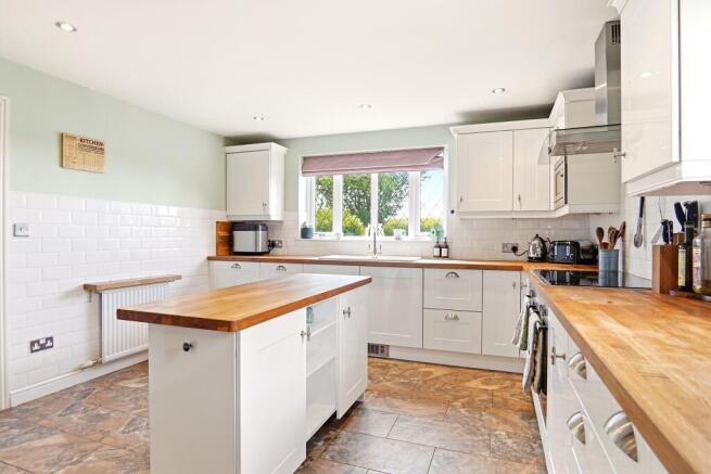 4 bed Detached for sale Image 8