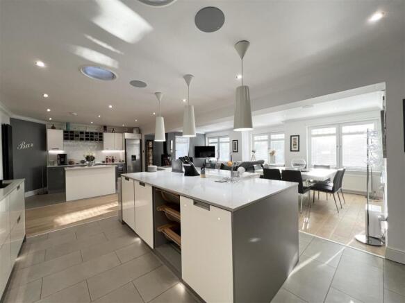 Kitchen/ Dining/ Lounge