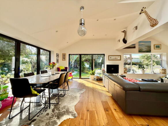 5 bed Detached for sale Image 10
