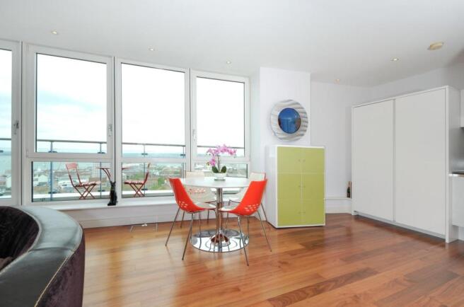 Niche dining area 12