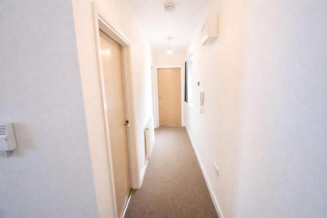 3 bed Flat to rent Image 6