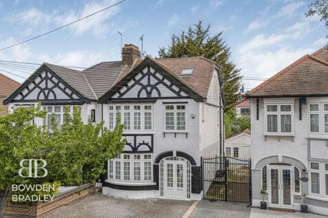 Abbotswood Gardens, Clayhall, IG5