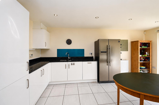5 bed Detached for sale Image 9