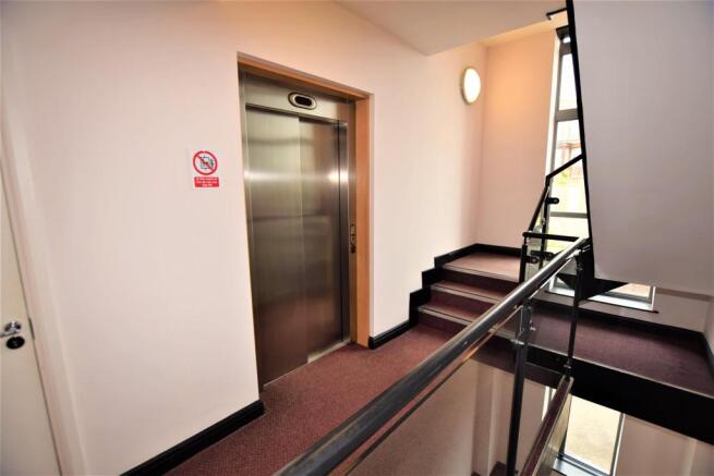 Communal Entrance & Lift