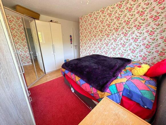 Bed 1 to wardobes