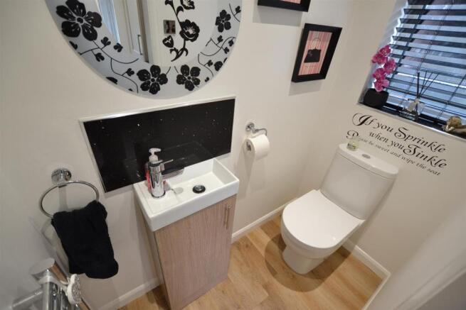 DOWNSTAIRS CLOAKROOM / WC