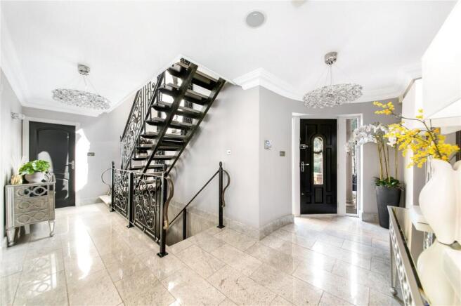 5 bed Detached for sale Image 9