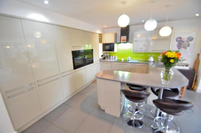 Open Plan Living/Dining Kitchen