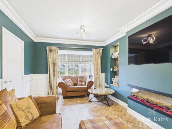 5 bed Detached for sale Image 6