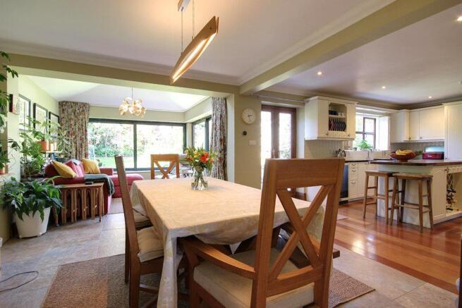 5 bed Detached for sale Image 6