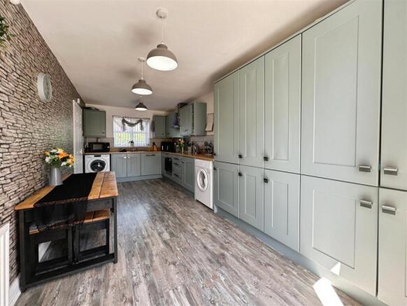 5 bed Detached for sale Image 7